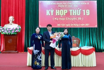 Thường trực HĐND tỉnh tặng hoa chúc mừng ông Nông Quang Nhất.