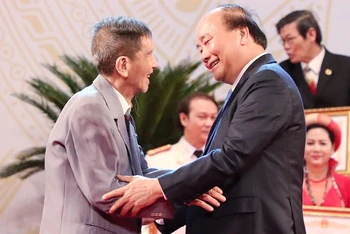 NSND Trần Hạnh Thủ tướng Nguyễn Xuân Phúc hỏi thăm tại Lễ phong tặng danh hiệu NSND năm 2019.
