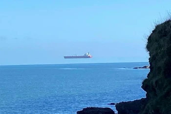 Một tàu chở dầu dường như lơ lửng trên mặt biển ngoài khơi bờ biển Cornwall. Ảnh: David Morris / Apex.