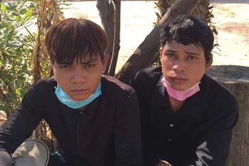 Hai đối tượng A Thứ và Rơ Man Hung bị bắt giữ tại thôn 5, xã Ia Đal, huyện Ia H’Drai sau khi trốn khỏi khu cách ly tập trung của Bộ đội Biên phòng tỉnh Kon Tum.