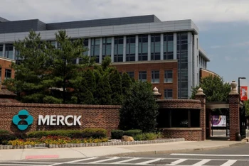 Logo Merck ở cổng vào khuôn viên công ty ở Rahway, New Jersey, Mỹ. Ảnh: Reuters.