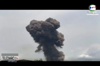 Hình ảnh trong video ghi lại khói bốc lên từ khu vực xảy ra vụ nổ. (Nguồn: TVGE/AP)