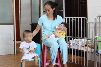 Mẹ và con tại Trung tâm Nuôi dưỡng trẻ mồ côi.