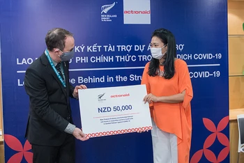 Đại diện Đại sứ quán New Zealand trao tặng hỗ trợ cho Trưởng đại diện ActionAid Việt Nam (Ảnh: AAV).