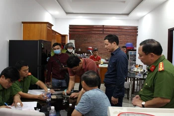 Lãnh đạo Công an tỉnh Đồng Nai chỉ đạo khám xét bên trong nhà làm việc một địa điểm thuộc Công ty Vân Trúc.