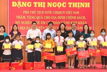 Phó Chủ tịch nước Đặng Thị Ngọc Thịnh trao học bổng trẻ em huyện Duy Xuyên.
