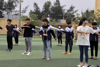 Một số học sinh Trường THPT Lê Quý Đôn (Thanh Miện) không đeo khẩu trang trong giờ học thể dục.