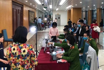 Công an quận Đống Đa (Hà Nội) mở thêm điểm cấp lưu động để phục vụ người dân tới đăng ký làm căn cước công dân.