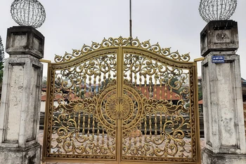 Bộ cổng mới của đình Tây Đằng. Ảnh: Nguyễn Đức Bình