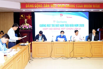 Các đồng chí chủ trì Hội đồng xét tặng Giải thưởng họp lần cuối nhằm chọn ra các Gương mặt trẻ Việt Nam tiêu biểu và triển vọng năm 2020.