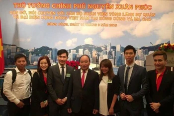 TS Nguyễn Xuân Hải đứng cạnh Thủ tướng Nguyễn Xuân Phúc trong buổi gặp mặt nhân chuyến thăm tới Hồng Công (Trung Quốc) của Thủ tướng.