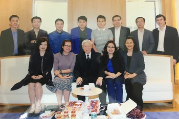 Tổng Bí thư, Chủ tịch nước Nguyễn Phú Trọng với nhóm phóng viên chuyên trách trong một chuyến công tác nước ngoài.