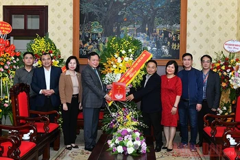 Lãnh đạo Thành ủy Hà Nội tới thăm, chúc mừng Báo Nhân Dân nhân kỷ niệm 70 năm Ngày báo ra số đầu. Ảnh: Thủy Nguyên.