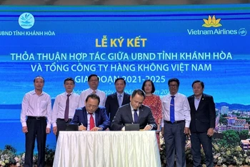 Vietnam Airlines và tỉnh Khánh Hòa hợp tác phát triển du lịch, đầu tư. (Ảnh: Hãng hàng không Quốc gia VN cung cấp)