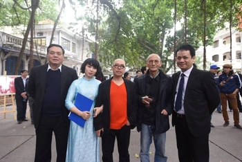 Nhà văn Nguyễn Văn Thọ, họa sĩ Thành Chương cùng các nhà báo tại Báo Nhân Dân.