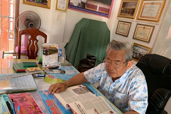 Nghệ sĩ Quốc gia Lào Douangmixay Likaya bên tờ Báo Nhân Dân tại Thủ đô Vientiane, Lào.