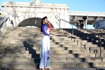 Hoa hậu Ngọc Hân trình diễn áo dài Việt Nam tại Pháp.