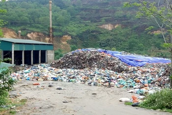 Hơn 5.000 tấn rác đang tồn đọng tại bãi tập kết Phượng Thành (Đức Thọ) chưa có cách xử lý. 
