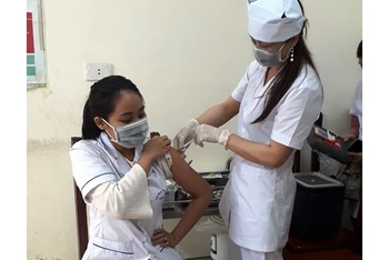 Trung tâm Y tế TP Hưng Yên tổ chức tiêm phòng Covid-19 cho cán bộ, nhân viên y tế của trung tâm.