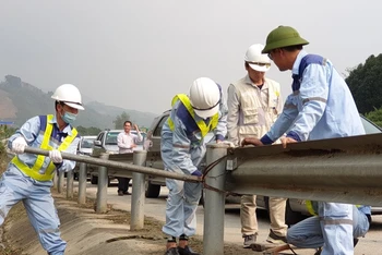 Lực lượng chức năng kiểm tra, rào chắn lại các điểm hộ lan, tôn sóng trên tuyến cao tốc Nội Bài - Lào Cai bị tháo dỡ để kinh doanh hàng ăn, đổ nước mui xe ô-tô. (Ảnh: KHÁNH NAM)