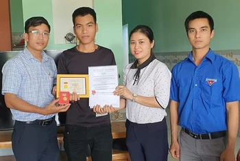 Lãnh đạo Tỉnh đoàn Quảng Nam đã trao huy hiệu Tuổi trẻ dũng cảm tặng anh Trần Văn Tròn.