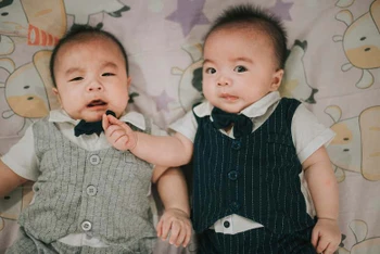 Một cặp bé trai song sinh 5 tháng tuổi. Ảnh: Getty Images / iStock.