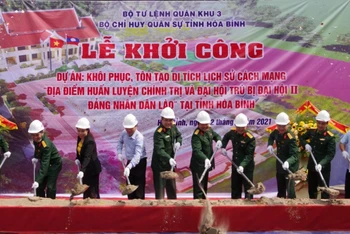 Lãnh đạo UBND tỉnh và Bộ CHQS tỉnh Hòa Bình khởi công dự án.