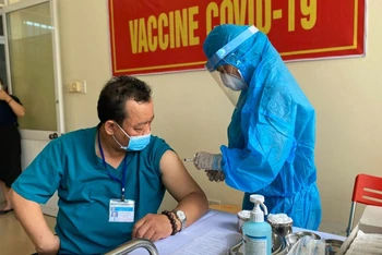 BS Lê Thành Phúc, Giám đốc Bệnh viện Phổi Đà Nẵng được tiêm vaccine Covid-19. 