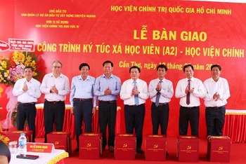 Đồng chí Nguyễn Xuân Thắng dự bàn giao ký túc xá Học viện Chính trị khu vực IV