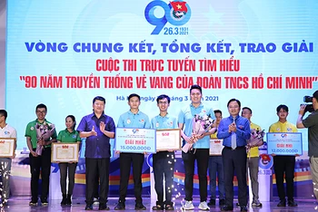 Đại diện Ban Tổ chức Cuộc thi trao giải nhất tặng các thí sinh đội "Đồng Lộc"
