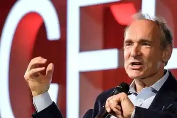 Ông Tim Berners-Lee, người sáng lập ra web. Ảnh: Reuters.