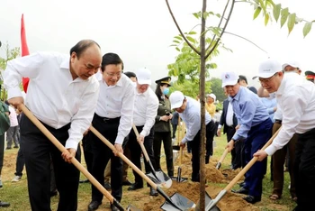  Thủ tướng cùng các đại biểu trồng cây ở Khu di tích lịch sử quốc gia Truông Bồn.