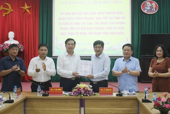 Các đồng chí lãnh đạo Tỉnh ủy, HĐND tỉnh Điện Biên chứng kiến lễ bàn giao hồ sơ người ứng cử.