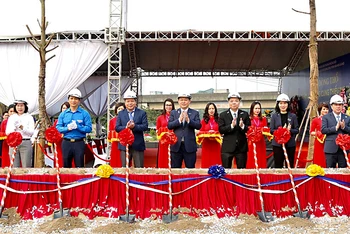 Các đồng chí lãnh đạo tham dự lễ động thổ khởi công dự án Cung Thiếu nhi Hà Nội. 