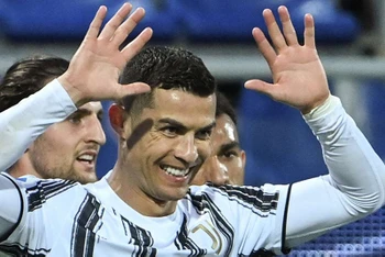 Cristiano Ronaldo ăn mừng thành tích 770 bàn thắng trong sự nghiệp. (Ảnh: Getty Images)