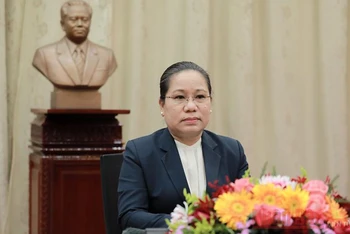 Bà Suansavanh Vignaket, Ủy viên T.Ư Đảng, Tổng Thư ký Quốc hội Lào khóa VIII chủ trì họp báo chiều 16-3.