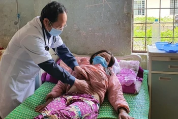 Giám đốc Trung tâm Y tế huyện Kon Plông Đặng Văn Điền thăm khám cho bệnh nhân trong chùm ca bệnh ngộ độc thực phẩm, nhiễm Clostridium Botulinum sinh độc tố typ E.