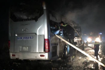 Lực lượng chức năng huyện Ngọc Hồi nỗ lực chữa cháy xe 47B-004.67