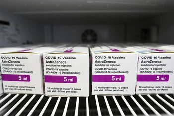 Những liều vaccine AstraZeneca được bảo quản trong ngăn lạnh tại một bệnh viện Ireland trong bối cảnh nước này tạm ngừng sử dụng do lo ngại các phản ứng phụ. Ảnh: Reuters