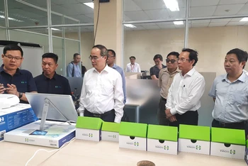 Đoàn công tác cán bộ thành phố Hồ Chí Minh thăm Trung tâm giám sát điều hành CVPM Quang Trung.