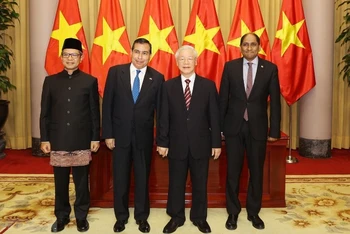 Tổng Bí thư, Chủ tịch nước Nguyễn Phú Trọng chụp ảnh chung với các đại sứ. (Ảnh: TTXVN) 