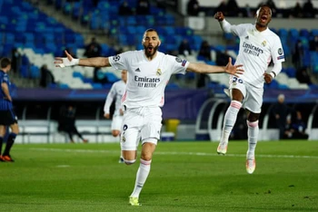 K. Benzema ghi bàn mở tỷ số cho Real Madrid.