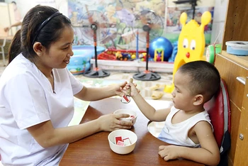 Dạy kỹ năng sống cho trẻ em tại Trung tâm Phục hồi chức năng người khuyết tật Thụy An, Hà Nội (Ảnh minh họa: Fanpage Trung tâm).