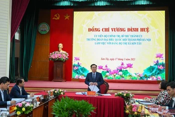 Đồng chí Vương Đình Huệ, Ủy viên Bộ Chính trị, Bí thư Thành ủy Hà Nội phát biểu kết luận buổi làm việc. (Ảnh: DUY LINH)