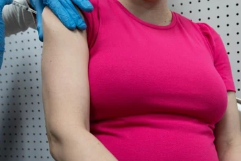 Một phụ nữ mang thai được tiêm vaccine ngừa Covid-19 tại Mỹ. Ảnh: Reuters.