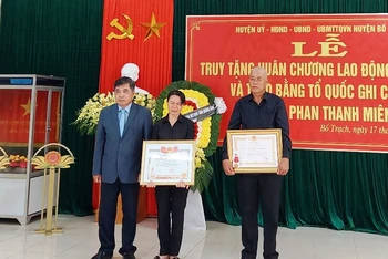 Trao Huân chương Lao động hạng Ba và bằng “Tổ quốc ghi công” cho thân nhân gia đình Liệt sĩ Phan Thanh Miên.