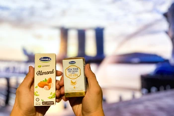 Từ đầu tháng 3/2021, những sản phẩm sữa tươi chứa tổ yến đầu tiên của Vinamilk đã chính thức chào sân đảo quốc sư tử.
