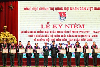 Đại tướng Lương Cường (thứ 6 từ phải qua) trao Bằng khen của Bộ trưởng Quốc phòng tặng các gương mặt trẻ tiêu biểu toàn quân năm 2020.
