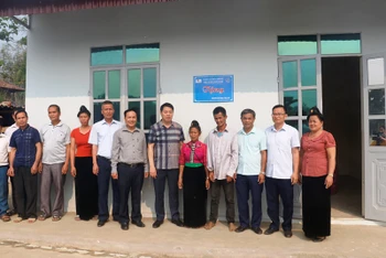 Thành ủy Điện Biên Phủ và Công ty cổ phần cấp nước Điện Biên trao nhà tặng gia đình bà Lò Thị Úi.