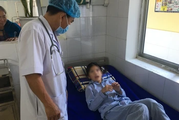 Bác sĩ Bệnh viện đa khoa huyện Bố Trạch kiểm tra sức khỏe của nạn nhân.